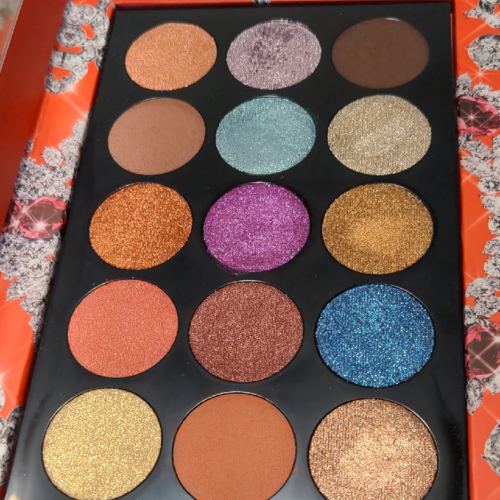 Pat McGrath Labs Luminous Legends: Mega Eye Shadow Palette - Picture 8 of 10